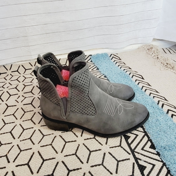 Natural Reflections Reena Gray Ankle Boots, sz 8.5 - Picture 7 of 15